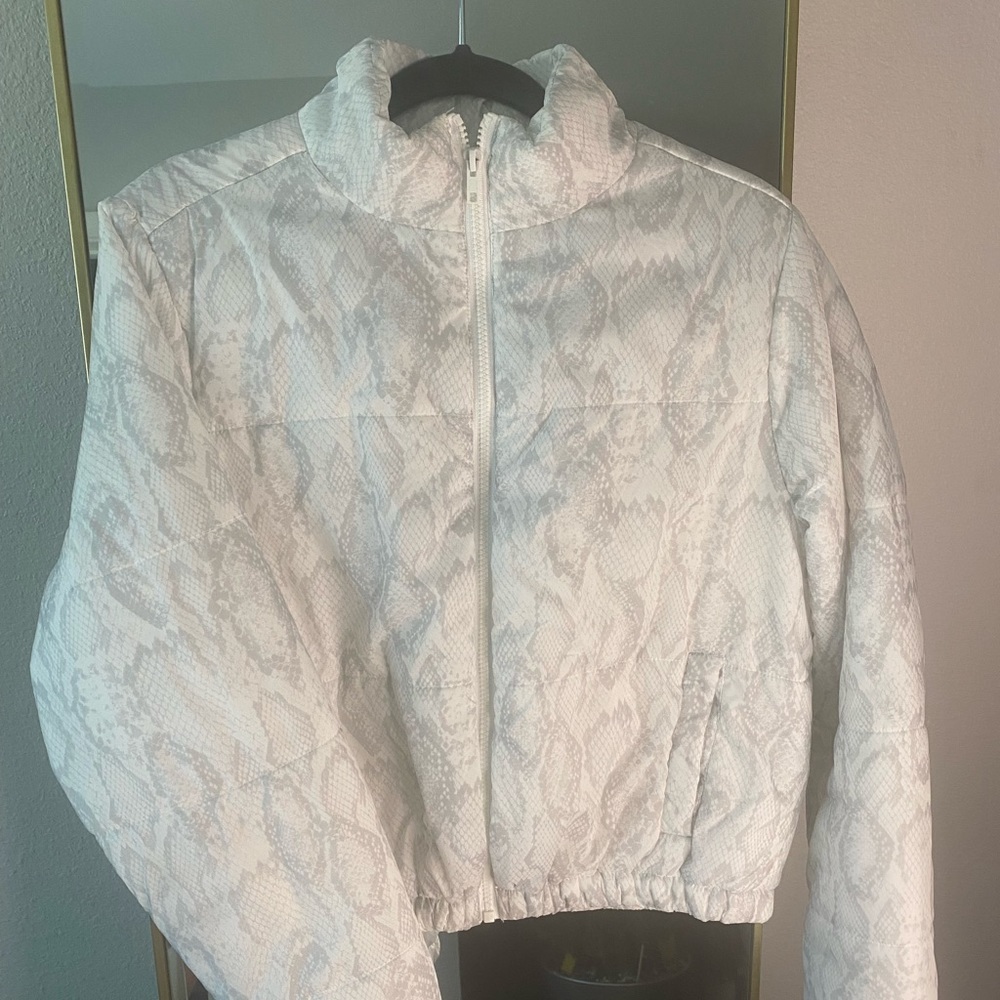 Light weight snake print puffer